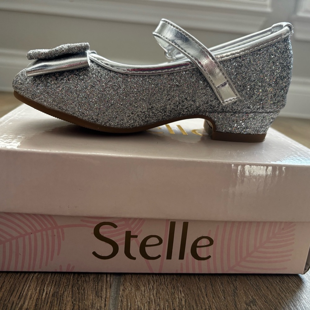 Shimmering Silver Kids Dress Shoes with Bow Size 10 Toddler - Picture 2 of 6